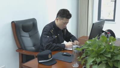 李亚威：一身“城管蓝”  一颗“为民心”