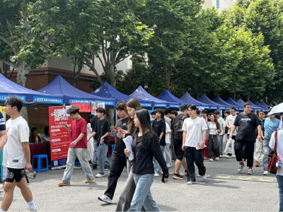 “百县进百校”在行动：红安县组织多家企业走进武汉商贸职业学院