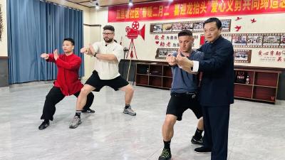 老外住农家、学岳家拳、看黄梅戏——这波文化输出太绝了！