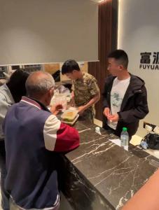湖北日报全媒记者探访集中安置点 白水河村受灾村民中晚餐不重样