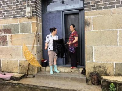 现场直击！大雨中的红安……