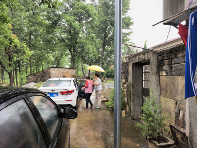 暴雨中的敲门声