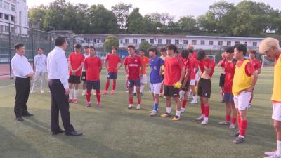 李军杰看望慰问“楚超”黄冈足球队运动员 勉励大家赛出风格赛出水平 推动体育赛事与文旅发展深度融合