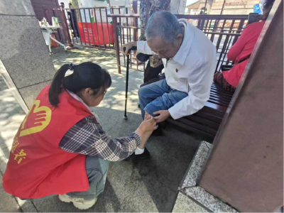 麻城“志愿红”护航杜鹃花海 暖心服务擦亮文旅品牌 