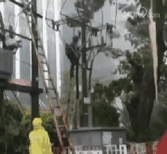 彭思供电所：逆行而上战风雨 鏖战通宵保供电