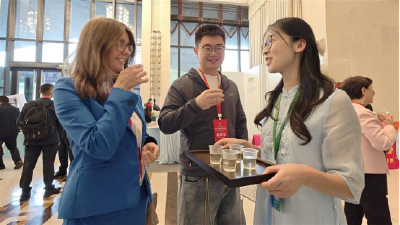 英山“云雾制茶秀”赛出年度第一“茗” 乌兹别克斯坦等海外茶商前来实地品鉴