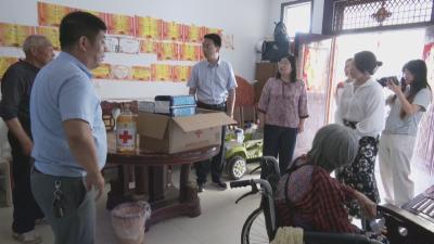 黄州区红十字会联合爱心单位看望低收入失能老人