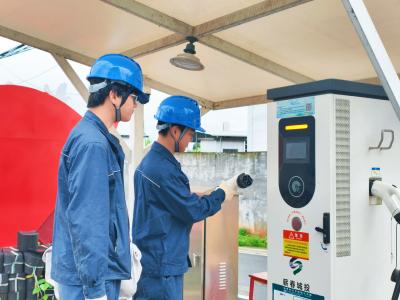 国网蕲春县供电公司：节前巡检充电桩 护航群众绿色出行