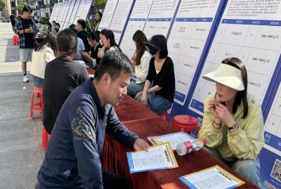 假期变求职 “黄金期” 麻城广场招聘会人气爆棚