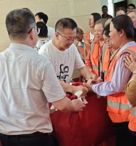 “建行蓝”真诚守护“环卫橙”  建行公益基金爱心礼包温暖武穴环卫工人