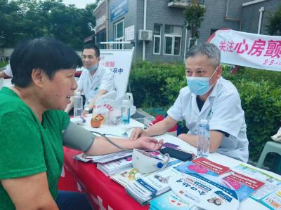 敲门送医暖民心                                                                                                                                  黄州区禹王社区卫生服务中心便民服务进小区