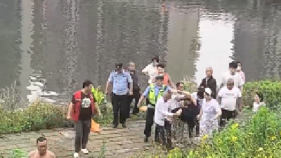 小车坠河司机遇险——黄梅两位好汉接力跳水救人