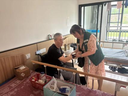 黄州区禹王社区卫生服务中心走进康养中心为老人免费体检