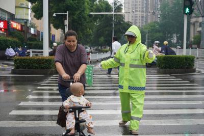 ​90度鞠躬感谢、哄孩子式鼓励劝导——路口“吹哨人”洪春兰何以收获诸多真心回馈？
