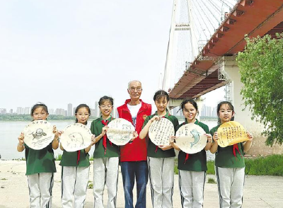 七十七岁“最美民间河湖长”发起志愿者联盟 走！大家一起去巡江