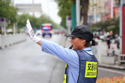 哔！哔！哔——小小哨声传秩序  洪春兰：在平凡的岗位上闪闪发光