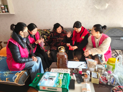 伍家岗区张家湾社区“花予夕阳”志愿队用真情筑起温馨港湾 “社区小棉袄”认亲23位独居老人