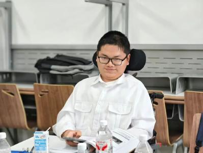 轮椅上逐光而行——“蕲艾男孩”周俊章圆梦直博