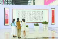 省领导参观纪念长征胜利80周年图片展