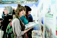 图为：湖北传媒点亮圣彼得堡