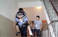 民警背伤病考生进考场