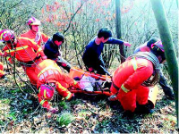 老汉深山采药突发脑梗  公安消防联手上演生命大营救