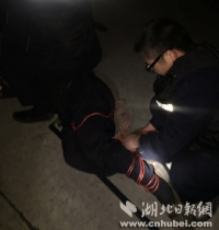 孝感狂躁精神病人持钢锯伤人 民警斗智斗勇将其制伏