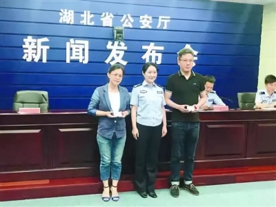 出入境证件办理简化 湖北首发“中国绿卡”