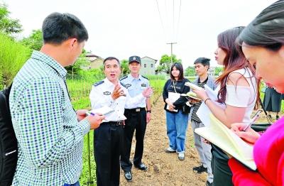 公安部机关报头版头条点赞武汉扶贫警察！