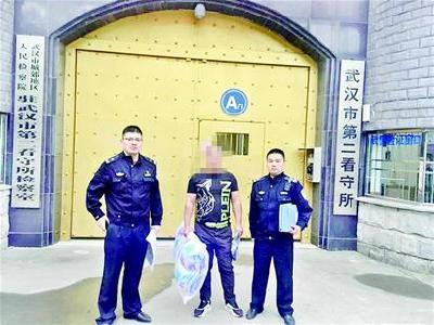 武汉交管加大对车祸发生的倒查力度 今年已拘留52名单位责任人