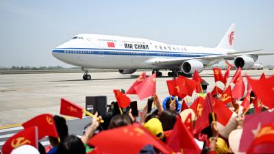 习近平抵达越南河内内排国际机场发表书面讲话