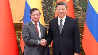 习近平会见哥伦比亚总统佩特罗