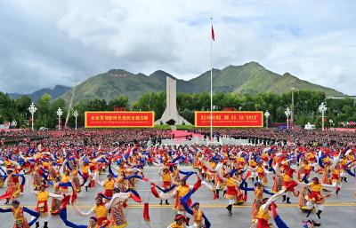 看着北斗星走不迷路，跟着共产党走会幸福