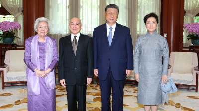 习近平夫妇会见柬埔寨国王西哈莫尼和太后莫尼列