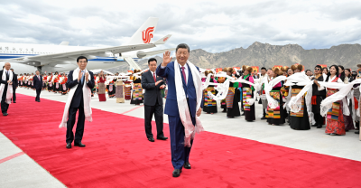 习近平率中央代表团抵达拉萨出席西藏自治区成立60周年庆祝活动