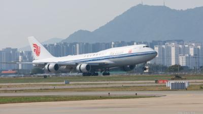 习近平抵达韩国出席亚太经合组织第三十二次领导人非正式会议并对韩国进行国事访问