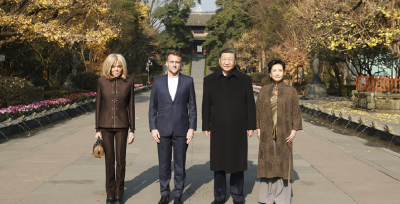 习近平同法国总统马克龙在成都进行友好交流