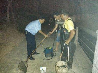 湖北一男子晚上电鱼106公斤，被执法员当场抓获拘留！