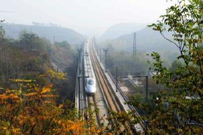 蒙华铁路荆州段开始架梁 预计明年3月试通车