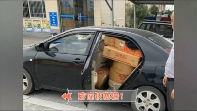 为贪便宜从江西赶到湖北买烟花 小车装得满满还敢开 上高速