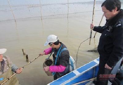 朋友圈炫耀非法捕捞被抓 警方责令买64万尾鱼放长江