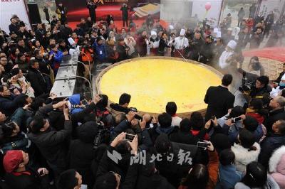 首届湖北·荆州鱼糕节开幕 4米鱼糕引人注目
