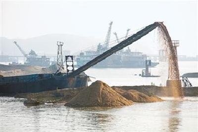 湖北省政府通告加强河道采砂管理 采砂船舶须全年集中停靠