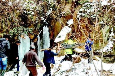 房县患病男子被困深山5天 警民冰天雪地上演3小时生死营救