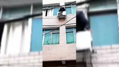 一女子爬窗在空调外机上求救……前夫劫持将她反锁在屋内，这是要干吗？