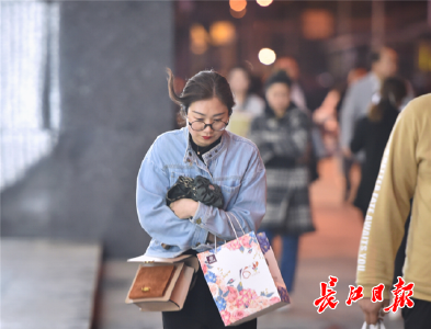 未来两天雨水频现还伴有大风吹，“五一”前夕将转晴