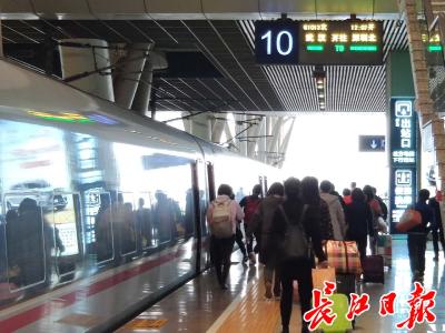 武汉火车站“五一”将加开北京上海等地列车18趟
