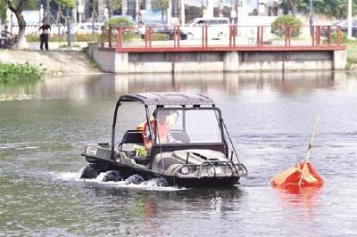 水陆两用全地形车爬坡涉水 江城5种防汛尖板眼集体亮相