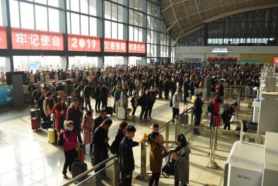 假期首日铁路迎来客流高峰 武汉站单日发送旅客人数创新高