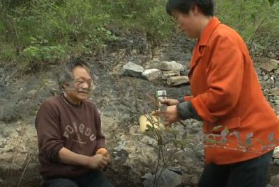 当代愚公！高位截瘫，竟以双手为足誓让荒坡变金山！